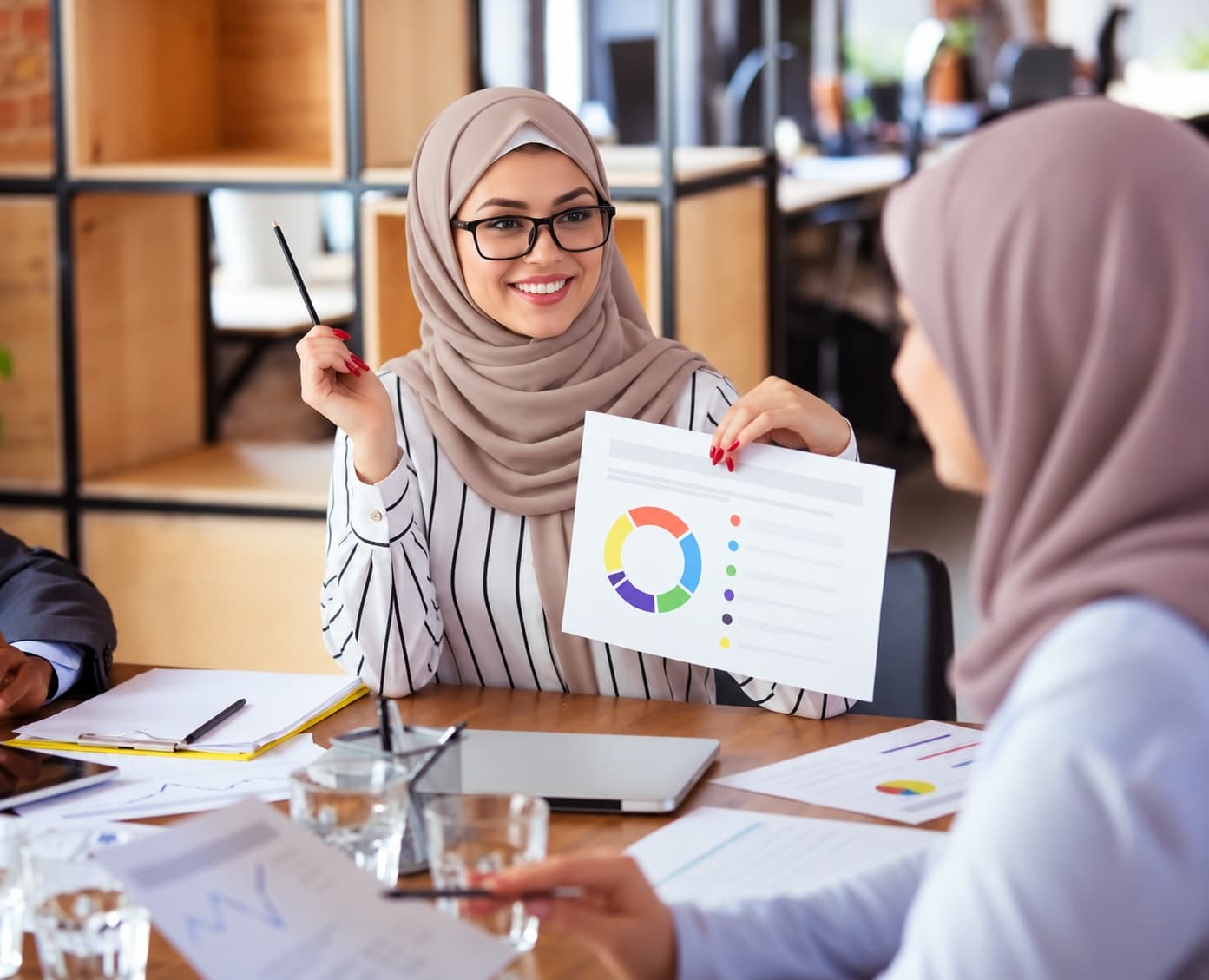 مهندسة تعرض على عميلة نماذج ألوان القطاعات