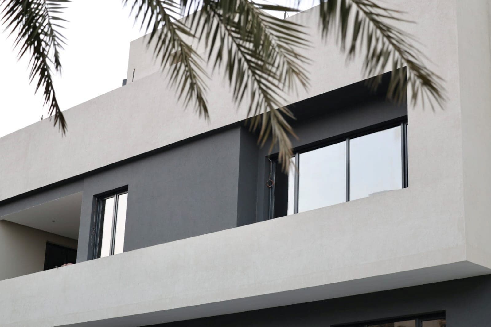 نافذة UPVC بقطاع رمادي داكن في واجهة منزل حديث