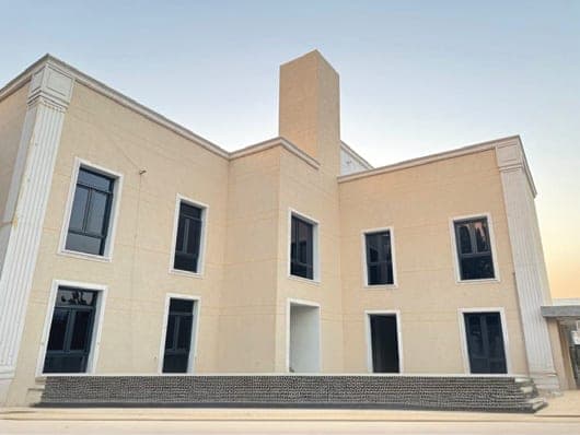 فيلا بلون بيج بنوافذ داكنة الإطار