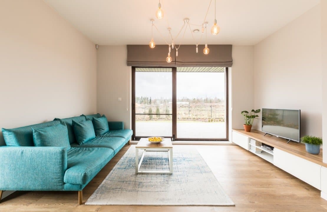 صالة منزل بأبواب ونوافذ uPVC تطل على شرفة